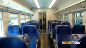 Violenza sessuale sul treno regionale: tappa la bocca a una 15enne e la palpeggia