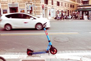I costi ambientali nascosti del monopattino con cui andate a lavoro