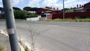 Incidente ad Acilia, con l'auto nel "fossato della morte": morto un uomo