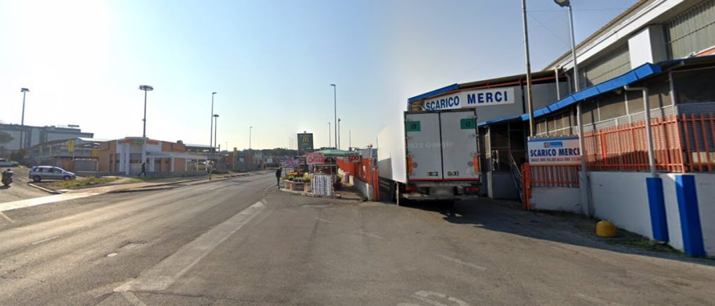 Incidente alla Romanina: si scontrano suv e scooter, due feriti. Ragazzo rischia di perdere una gamba
