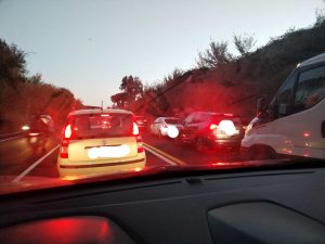 I furbetti della Laurentina che occupano la corsia preferenziale e peggiorano il traffico
