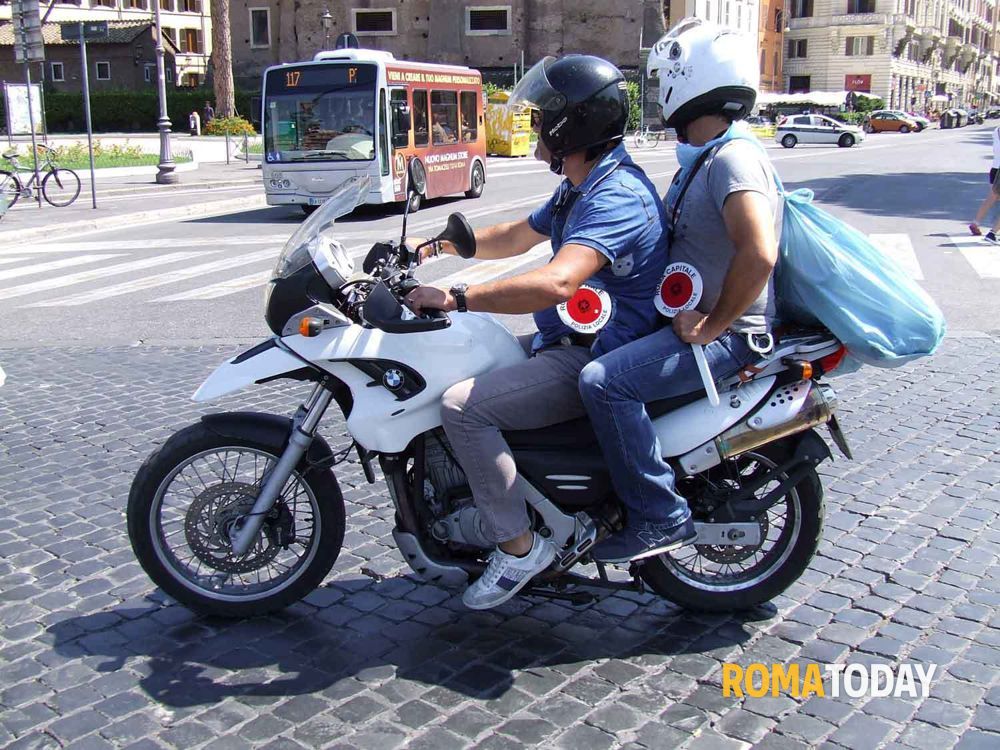 Sgomberano un appartamento occupato e trovano due panetti di droga