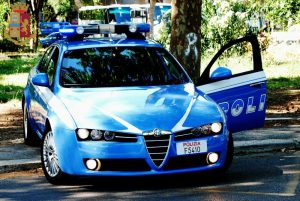 Affittava un seminterrato disabitato dell'Ater e minacciava con una daga chi non pagava