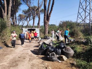 I volontari rimuovono la maxi discarica abusiva nel Parco di Veio