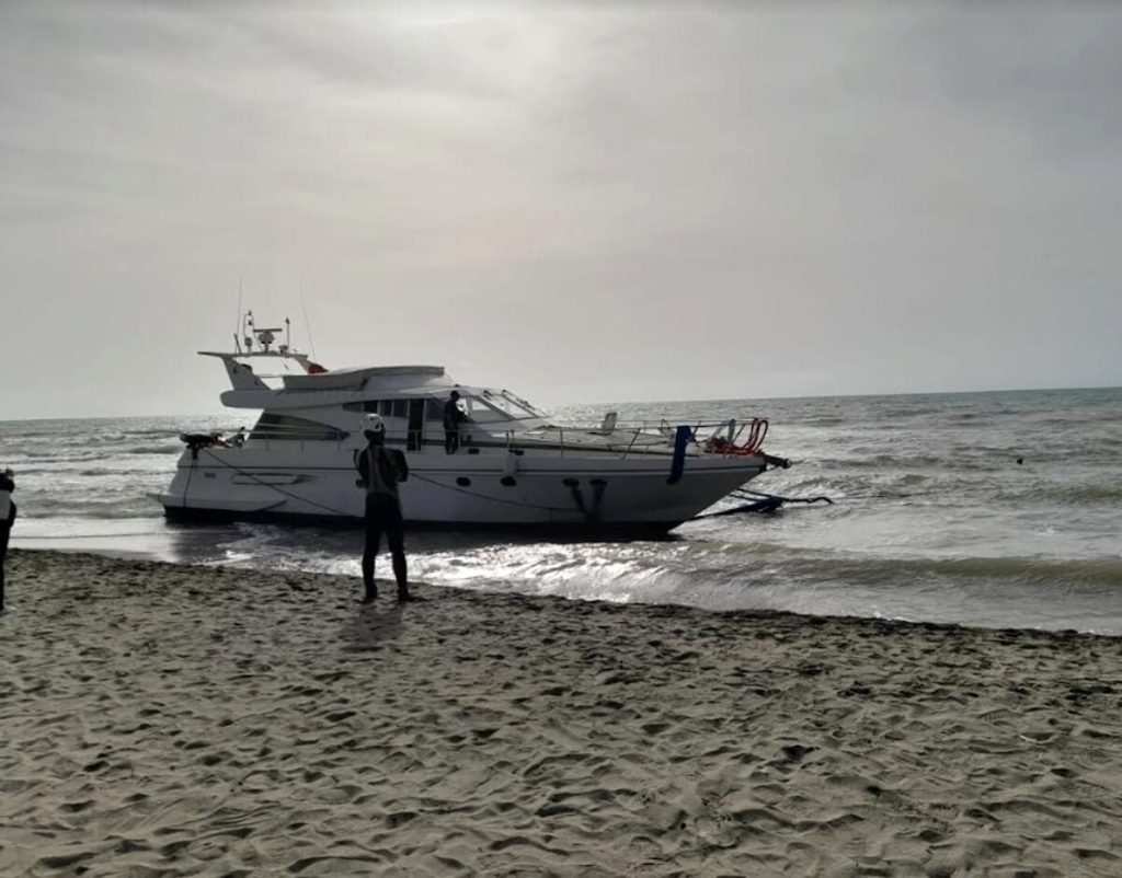 Le indagini sullo yacht abbandonato a Fregene con nessuno a bordo