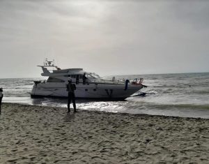 Le indagini sullo yacht abbandonato a Fregene con nessuno a bordo