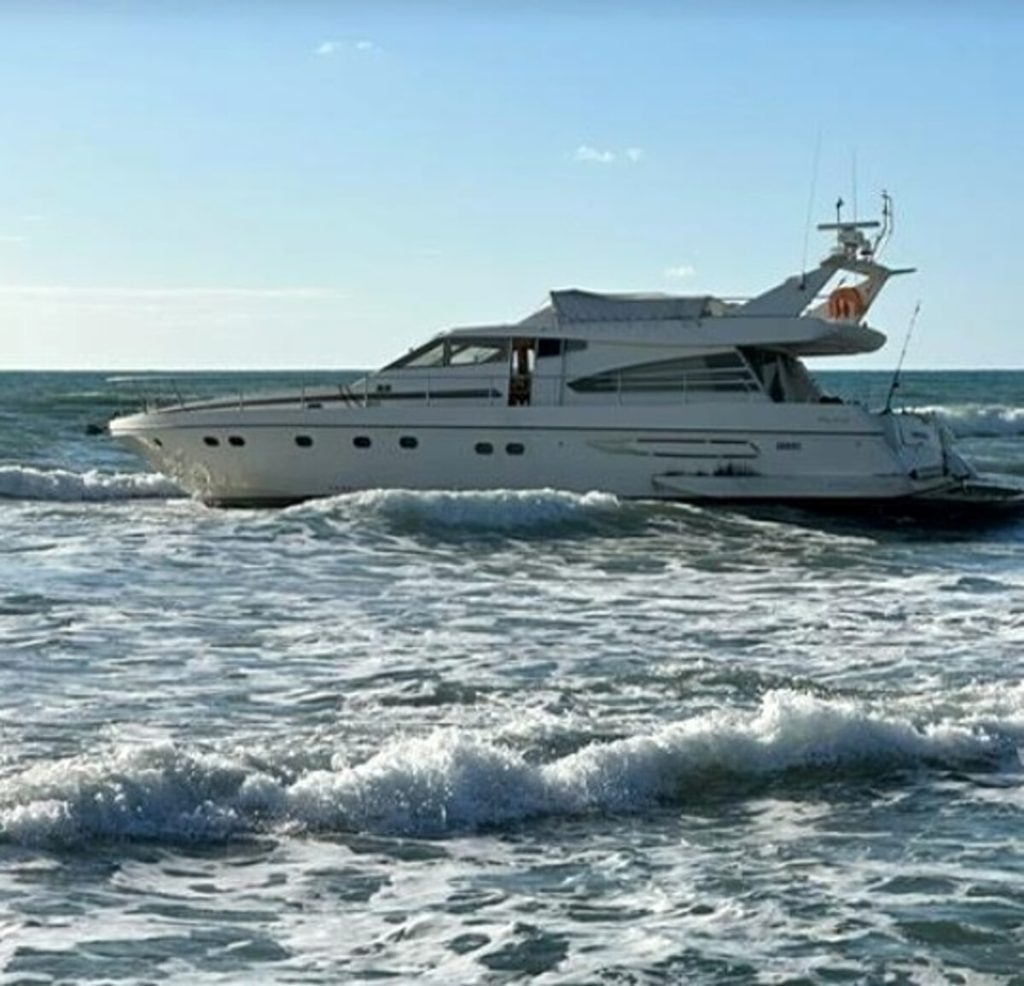 Il mistero dello yacht alla deriva con il motore acceso e nessuno a bordo