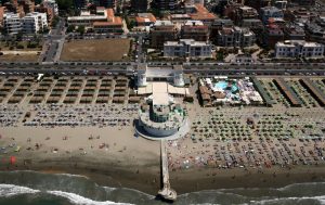 Addio "lungomuro". Così Municipio e Comune vogliono liberare le spiagge di Ostia