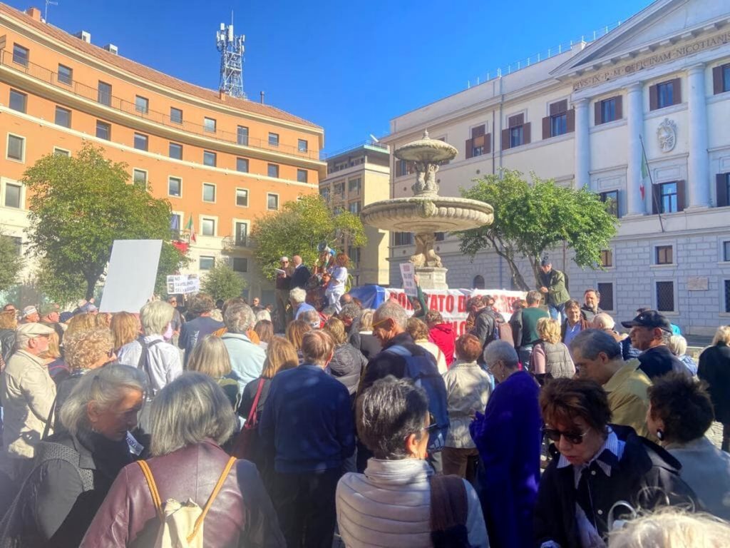 “Basta Dehors, l’emergenza è finita”: a Roma la protesta contro la proroga di tavolini e pedane