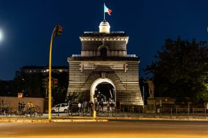 Soste selvagge, alcol, spaccio. Una notte tra i “pischelli” di Ponte Milvio (PODCAST)
