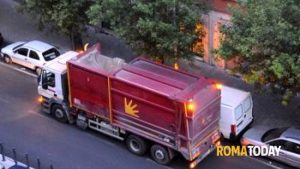 Dipendente Ama dorme nel mezzo di servizio: era ubriaco fermo al semaforo