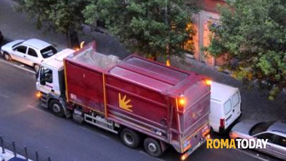 Dipendente Ama dorme nel mezzo di servizio: era ubriaco fermo al semaforo