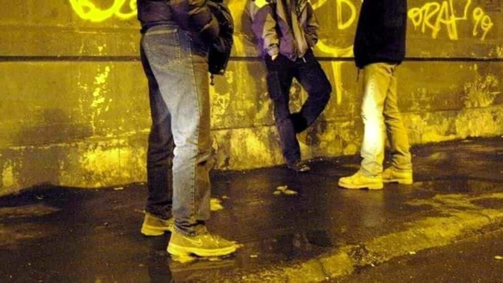 Rissa al parcheggio della metro a colpi di bottiglie e coltelli, ferito un uomo