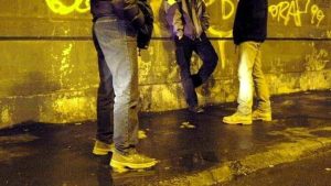 Rissa al parcheggio della metro a colpi di bottiglie e coltelli, ferito un uomo