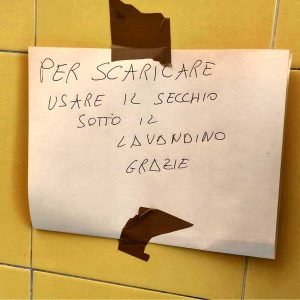 Nella sede del IV municipio l'acqua del water si scarica col secchio