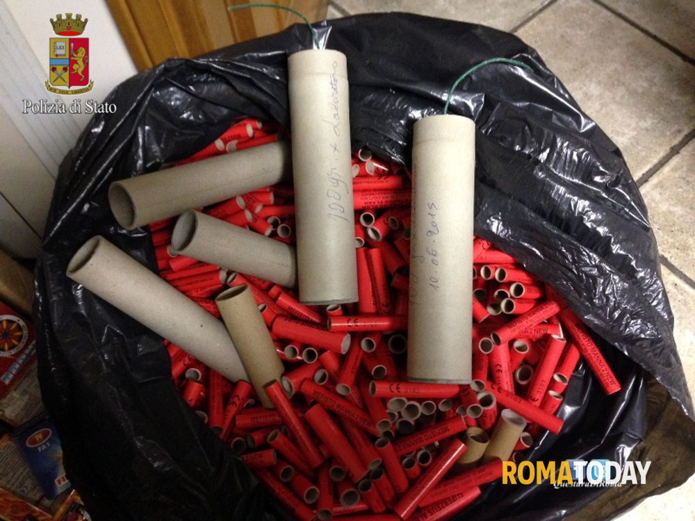 Un quintale di botti di Capodanno, in casa del ragazzo anche una pistola