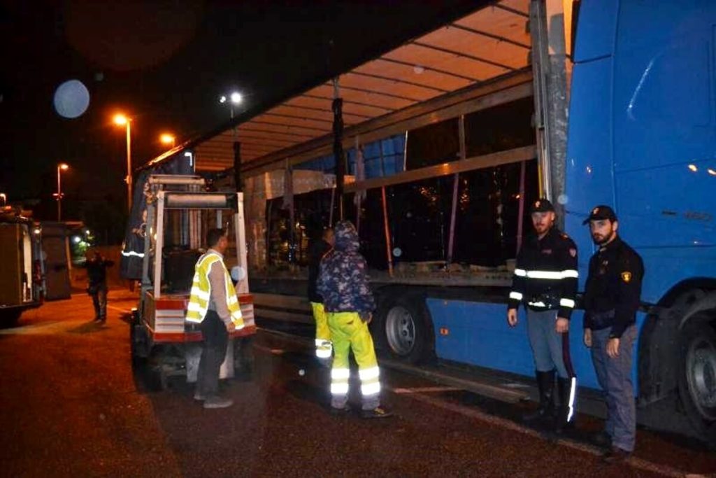 Tir dalla Bulgaria con 3600 chili di botti di Capodanno, fermato al casello autostradale