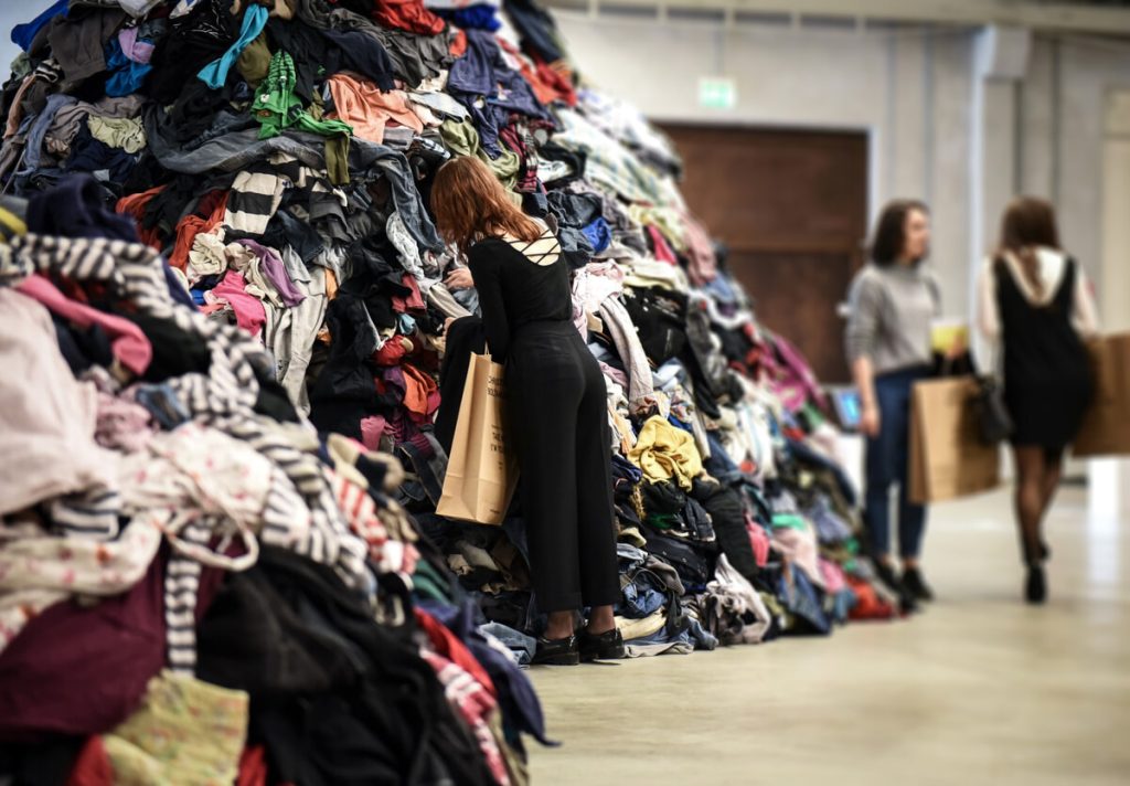 Chi gestisce il business dei vestiti usati a Roma