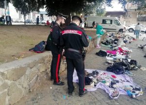 Il mercatino abusivo davanti alla stazione Piramide, 700 chili di merce sequestrata