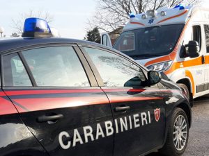 Seduta sul cornicione all'ultimo piano di un palazzo, salvata una ragazza