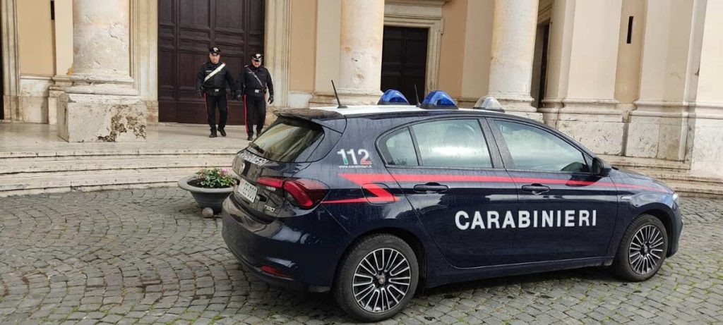 Panico in chiesa: entra con una bombola del gas e minaccia di farla esplodere