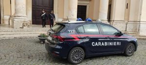 Panico in chiesa: entra con una bombola del gas e minaccia di farla esplodere