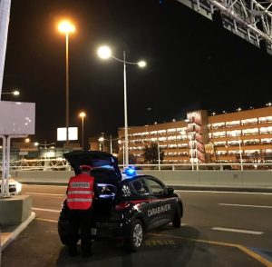 I sette viaggiatori che hanno rubato prodotti al duty free dell'aeroporto