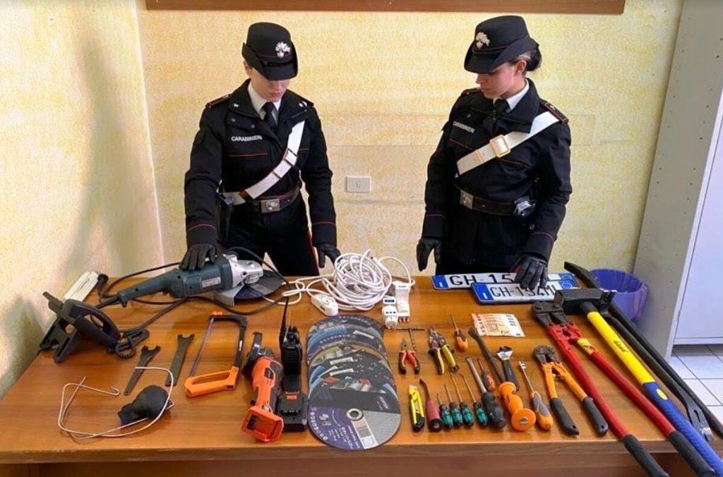 La banda dei ladri operai che saccheggia l'appartamento di un uomo arrestato il giorno prima