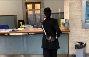Reagisce a tentata rapina allo sportello delle Poste