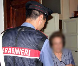 Anziana minacciata con una pistola e rapinata in casa da un uomo incappucciato
