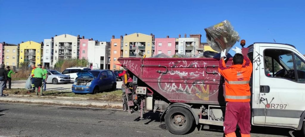 Villaggio Falcone, la Carovana della legalità ferma la piazza di spaccio
