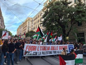 Corteo pro Palestina a Roma, striscioni e slogan contro Meloni e Israele