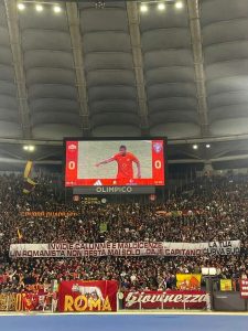 I tifosi della Roma contro Corona: striscioni e cori contro l'ex re dei paparazzi