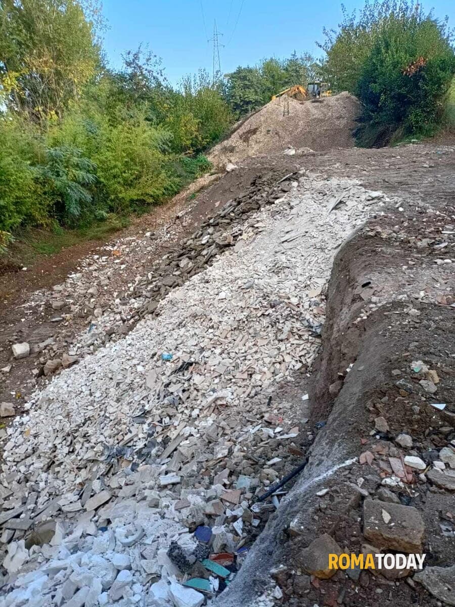 Abusi edilizi e rifiuti speciali nell'area sottoposta a vincolo ambientale, sequestrata