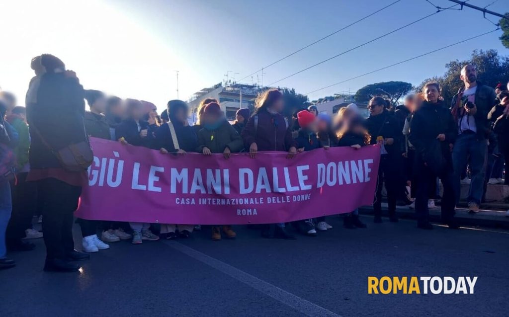 Corteo Non una di meno a Roma. Slogan contro la violenza, il patriarcato, Israele e Giorgia Meloni