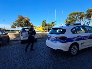 Ripara il tetto, scivola e precipita: elitrasportato in ospedale