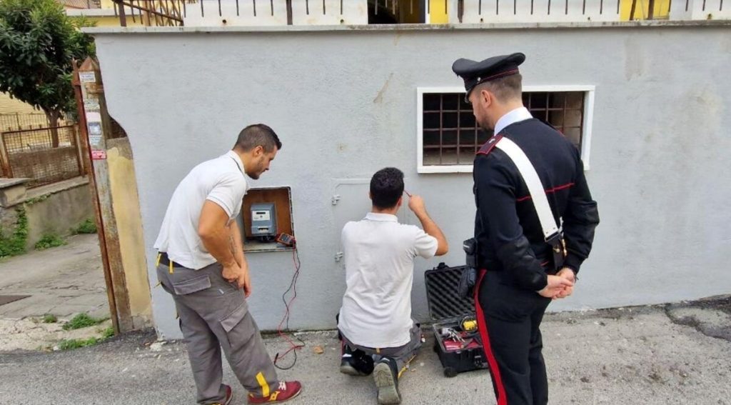 Il bar e gli appartamenti allacciati abusivamente alla rete elettrica a Prima Porta