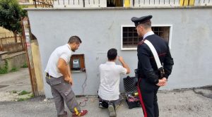 Il bar e gli appartamenti allacciati abusivamente alla rete elettrica a Prima Porta
