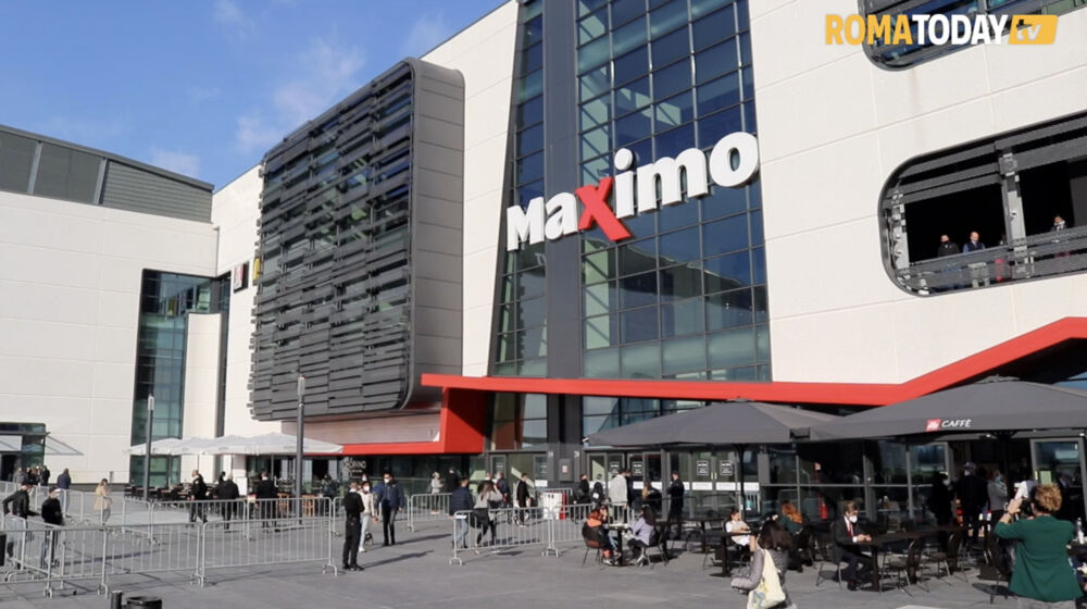 Maximo Shopping Center festeggia 3 anni: compleanno con vip, circo nero e golosità