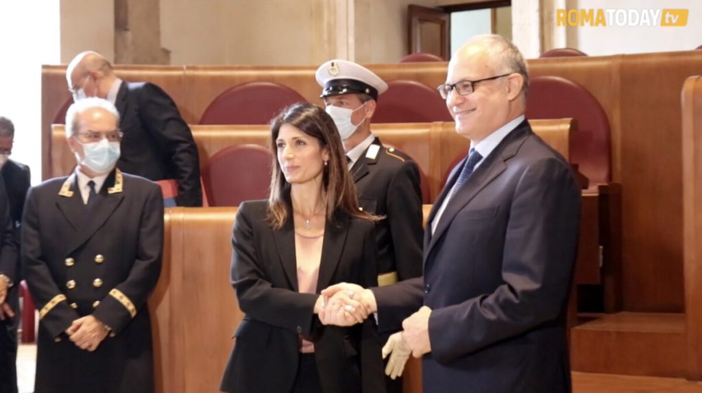 Dem contro Raggi: "Ex sindaca continua a distorcere la realtà". M5S: "Le critiche vanno accettate"