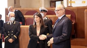 Dem contro Raggi: "Ex sindaca continua a distorcere la realtà". M5S: "Le critiche vanno accettate"