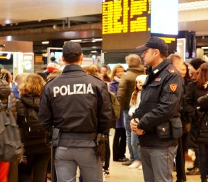 Termini, con una bottiglia di vetro aggredisce personale ai varchi