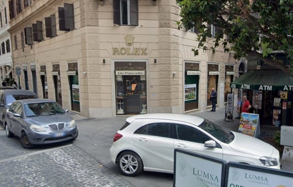 Il colpo alla gioielleria dei vip della banda dei ladri con barbe finte