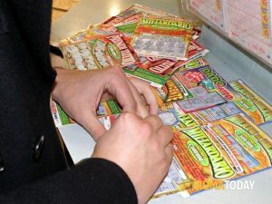 Perde 1300 euro al gioco, poi rapina il denaro del bar tabacchi