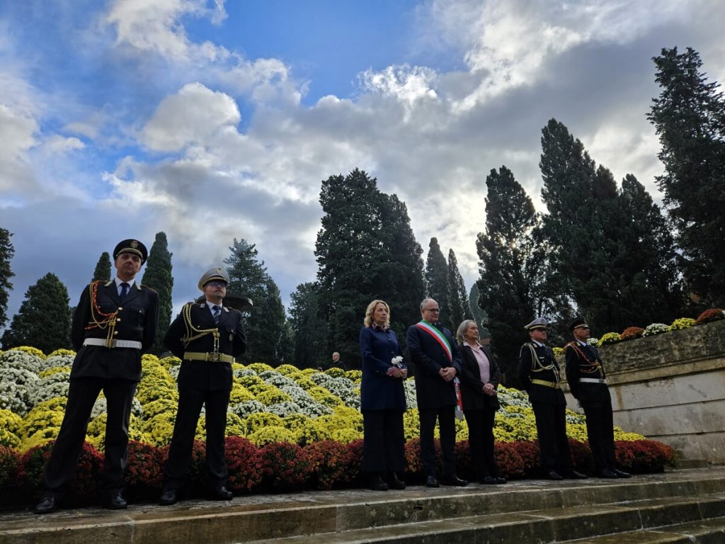 Gualtieri alla commemorazione dei defunti al Verano: "Ama sta lavorando per curare i cimiteri"