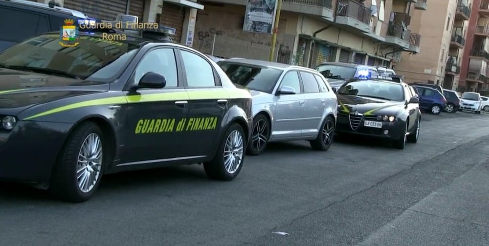 Uccide uomo a sangue freddo durante una rapina, si nascondeva in casa della moglie a Ostia