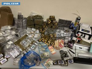 Grossisti dell'hashish a 19 e 22 anni, la coppia di fidanzati che riforniva gli spacciatori