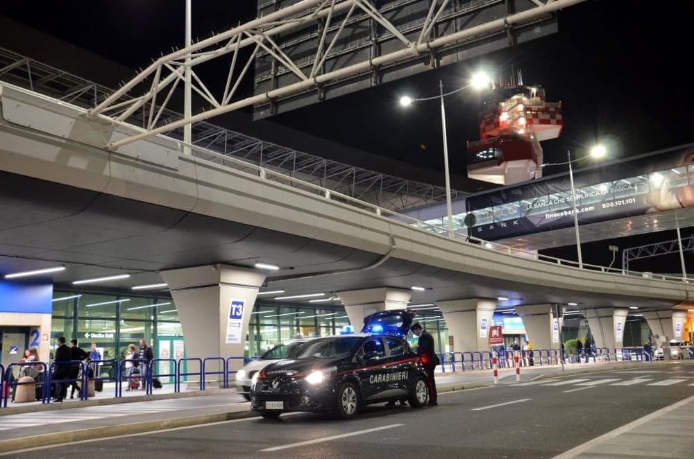 Ragazzine drogate e violentate in una casa occupata, i due presunti stupratori fermati all'aeroporto