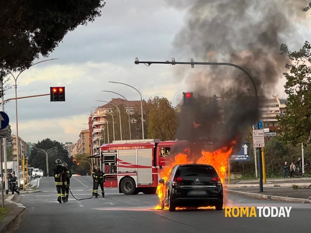 Auto a metano in fiamme al semaforo di viale Marconi