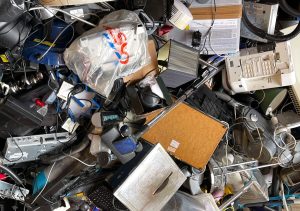 Cittadini disinformati, infiltrazioni criminali. Così Roma (non) ricicla i rifiuti elettronici